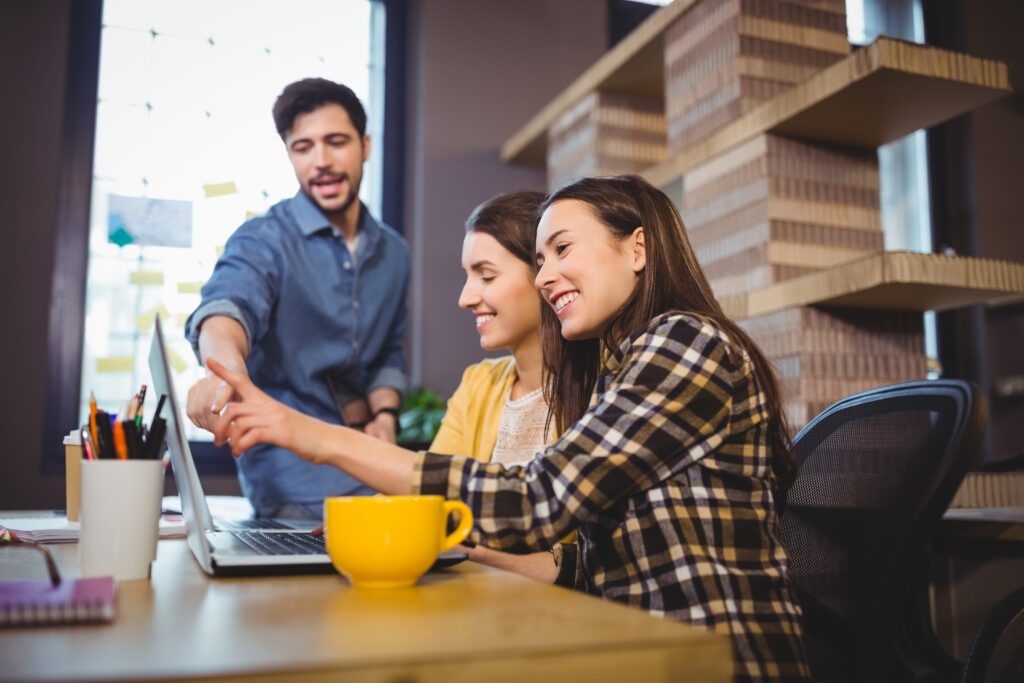 trabalhadores em coworking